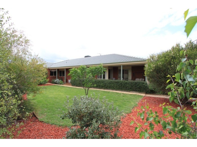 34 Fiddlewood Turn, Melton West VIC 3337