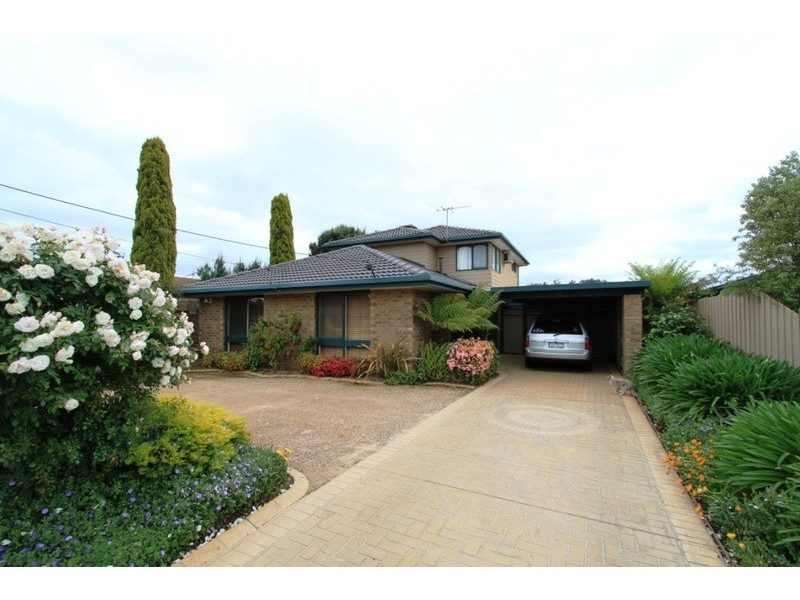 16 Bernard Drive, Melton South VIC 3338