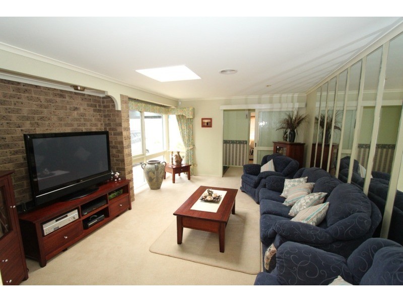 16 Bernard Drive, Melton South VIC 3338