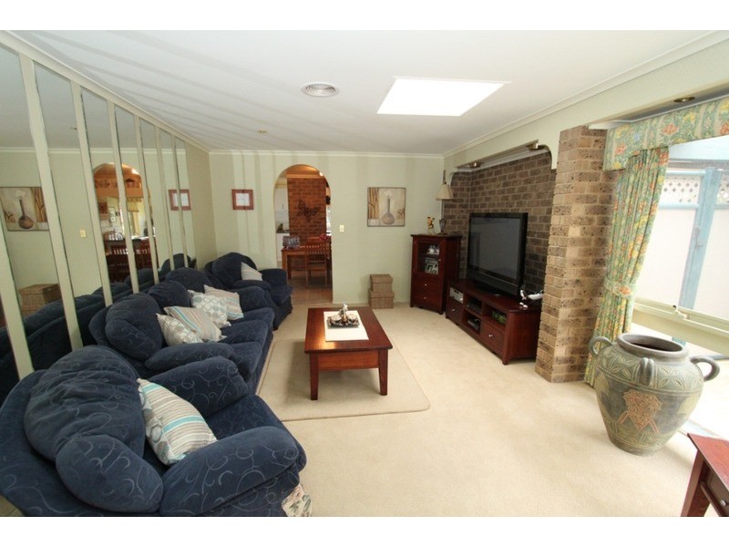 16 Bernard Drive, Melton South VIC 3338