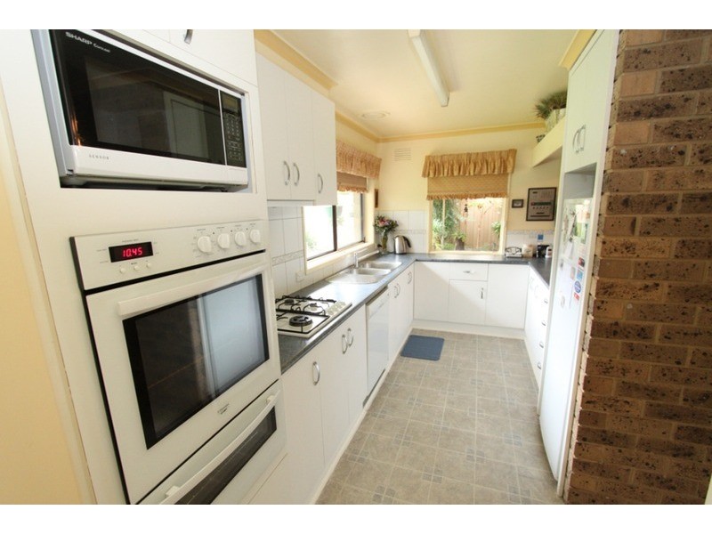 16 Bernard Drive, Melton South VIC 3338