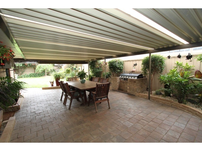 16 Bernard Drive, Melton South VIC 3338