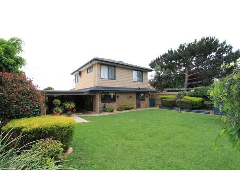 16 Bernard Drive, Melton South VIC 3338