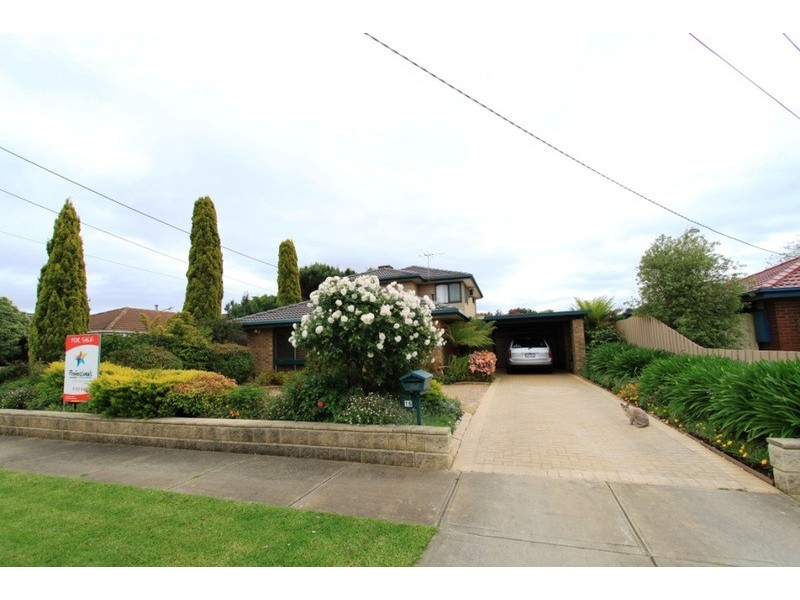 16 Bernard Drive, Melton South VIC 3338