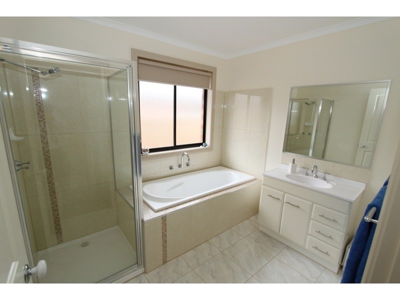 22 Lomandra Bowl, Melton West VIC 3337