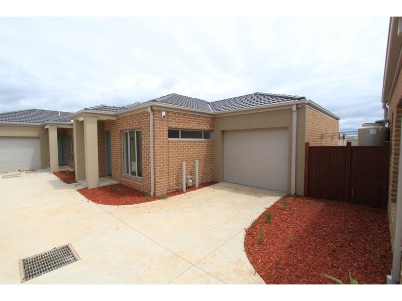 2/7 Fishburn Grove, Melton West VIC 3337
