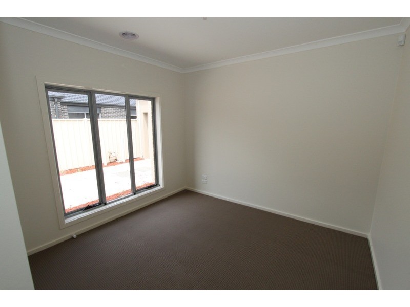 2/7 Fishburn Grove, Melton West VIC 3337