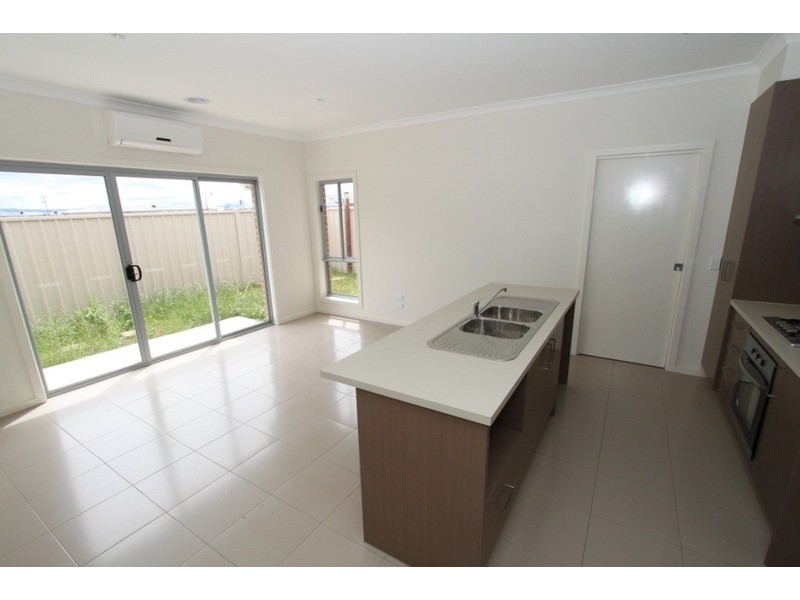 2/7 Fishburn Grove, Melton West VIC 3337