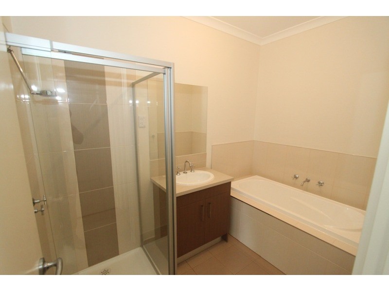 2/7 Fishburn Grove, Melton West VIC 3337