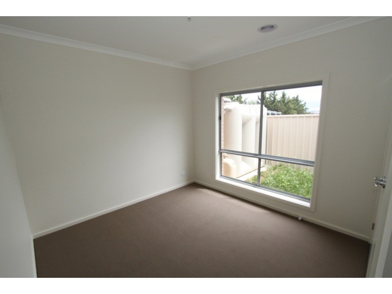 2/7 Fishburn Grove, Melton West VIC 3337