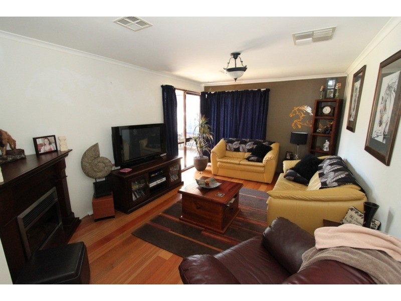 29 Eaton Street, Melton South VIC 3338