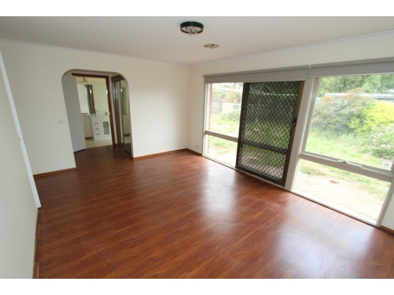 6 Cresmont Drive, Melton South VIC 3338