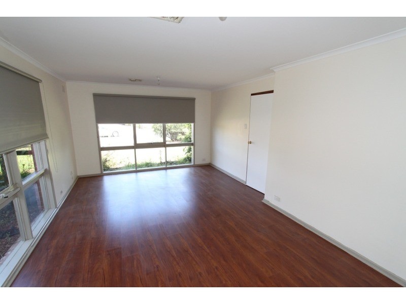 6 Cresmont Drive, Melton South VIC 3338