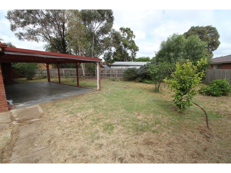 6 Cresmont Drive, Melton South VIC 3338