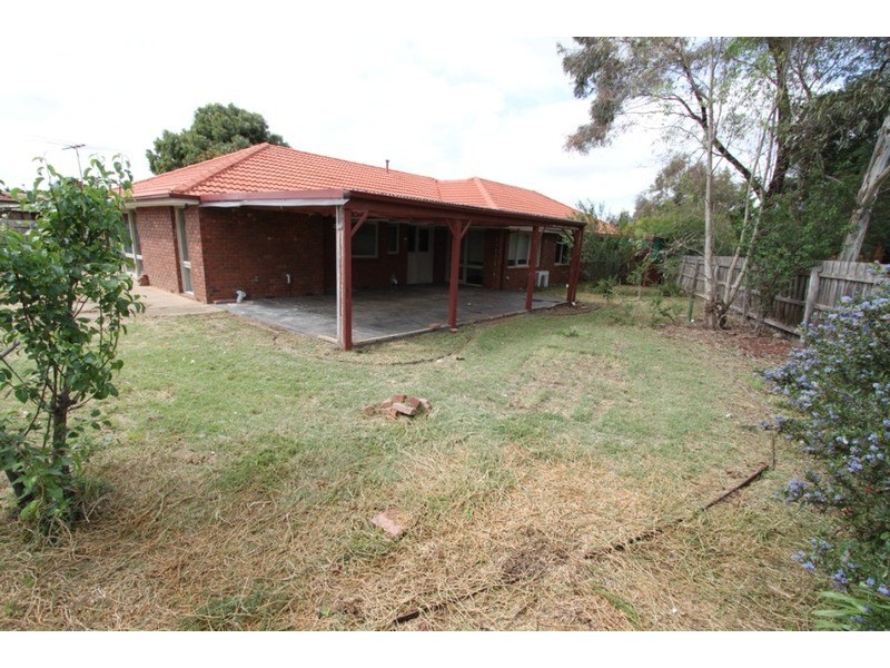 6 Cresmont Drive, Melton South VIC 3338