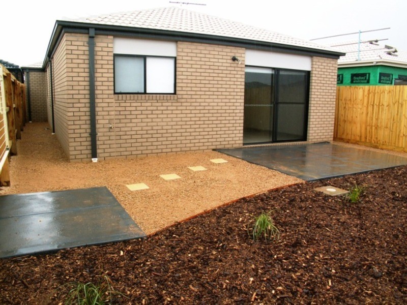33 Peter Pan Crescent, Melton VIC 3337