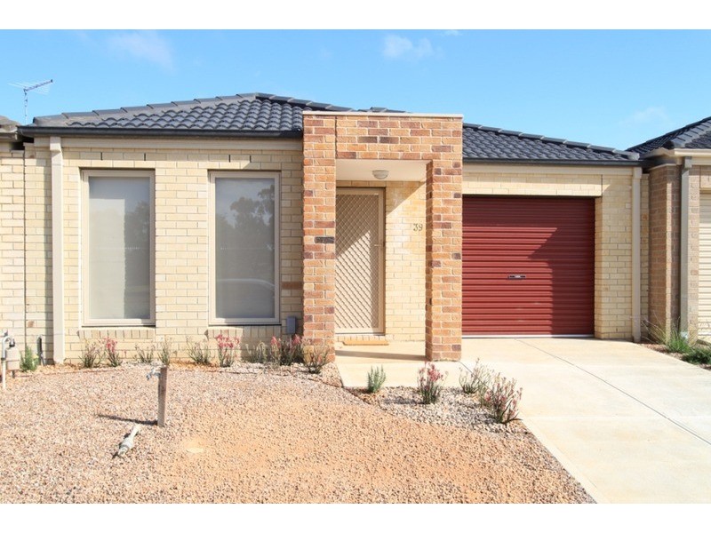 39 Lakewood Boulevard, Melton VIC 3337