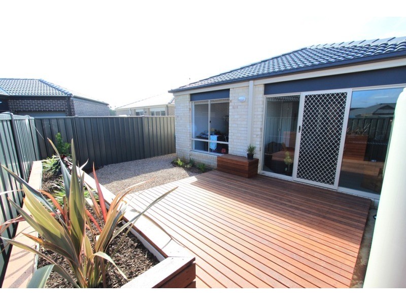 39 Lakewood Boulevard, Melton VIC 3337