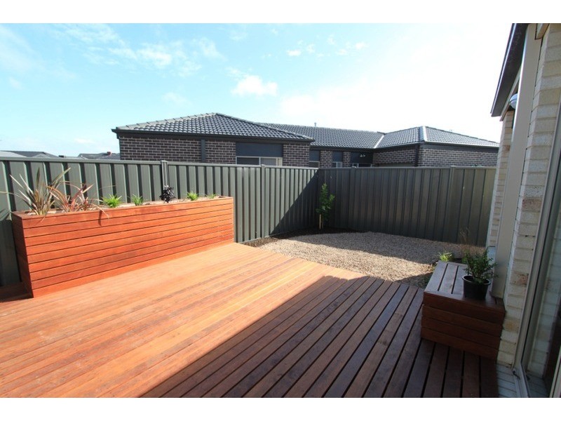 39 Lakewood Boulevard, Melton VIC 3337