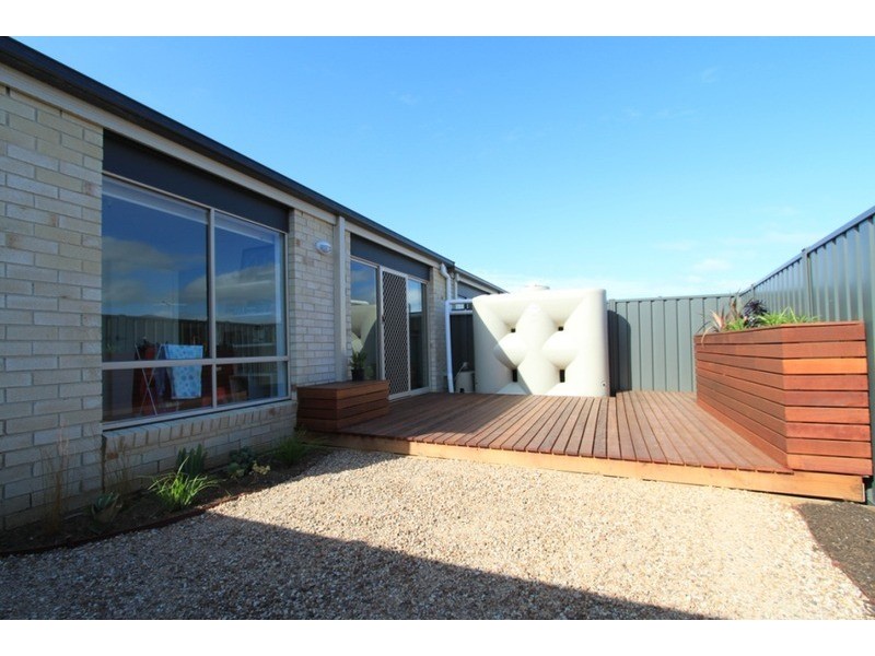 39 Lakewood Boulevard, Melton VIC 3337