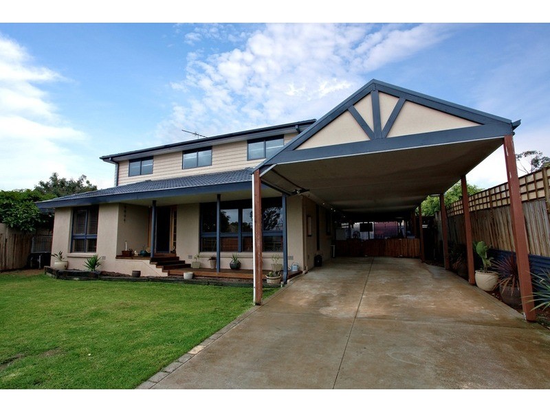 4 Tudor Place, Melton West VIC 3337