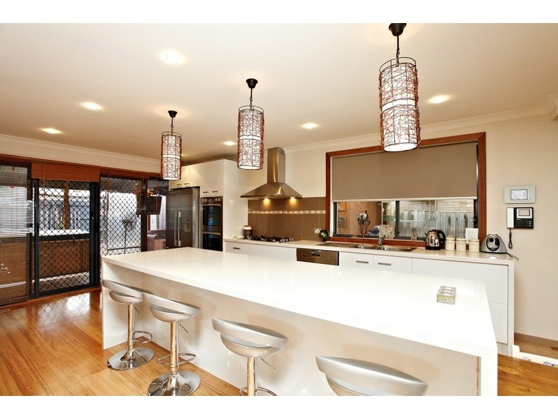 4 Tudor Place, Melton West VIC 3337