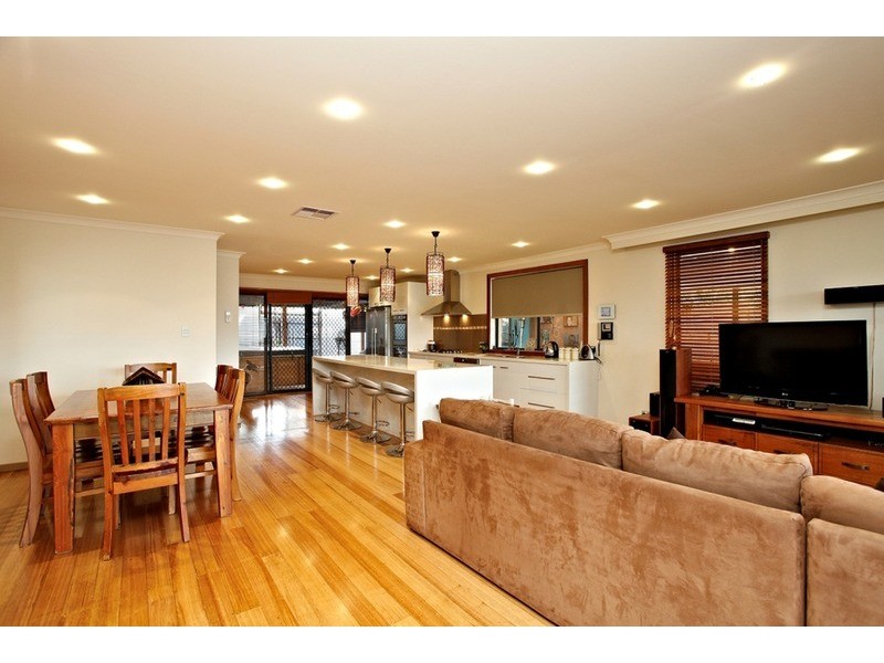 4 Tudor Place, Melton West VIC 3337