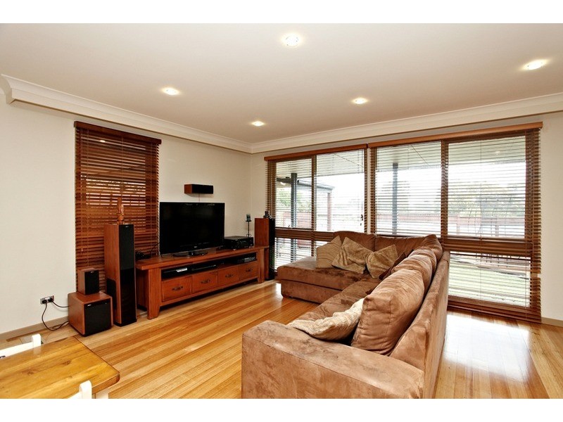 4 Tudor Place, Melton West VIC 3337