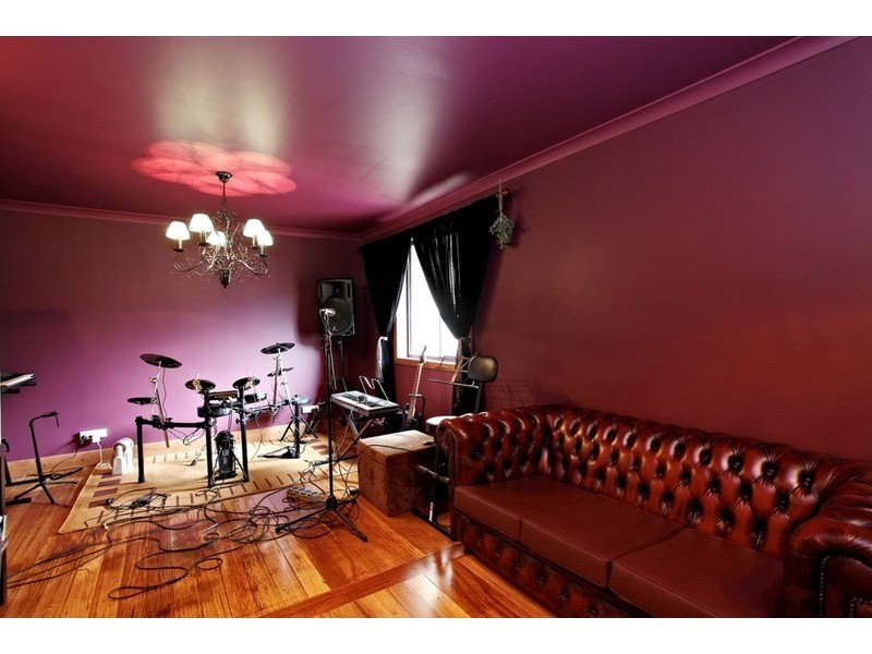 4 Tudor Place, Melton West VIC 3337