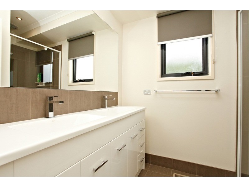 4 Tudor Place, Melton West VIC 3337