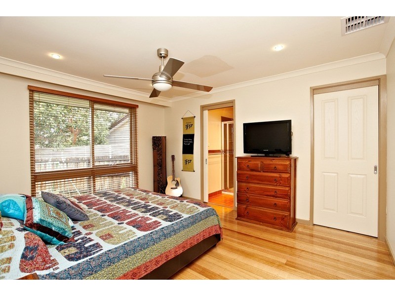 4 Tudor Place, Melton West VIC 3337