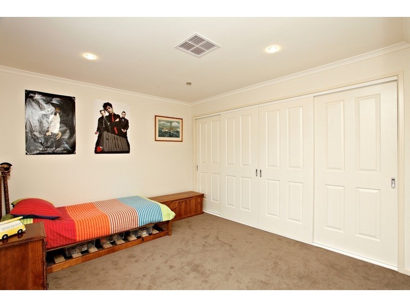 4 Tudor Place, Melton West VIC 3337