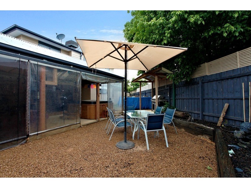 4 Tudor Place, Melton West VIC 3337