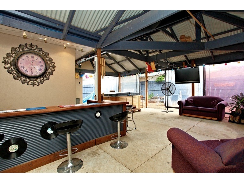 4 Tudor Place, Melton West VIC 3337