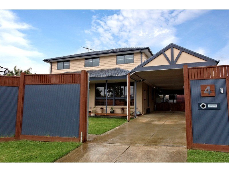 4 Tudor Place, Melton West VIC 3337