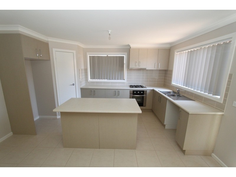 2 Cherry Close, Melton West VIC 3337