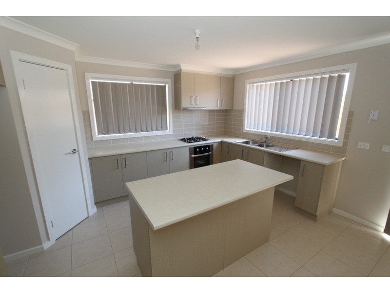 2 Cherry Close, Melton West VIC 3337