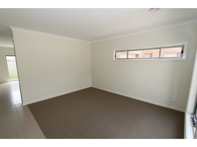 2/7 Fishburn Grove, Melton West VIC 3337