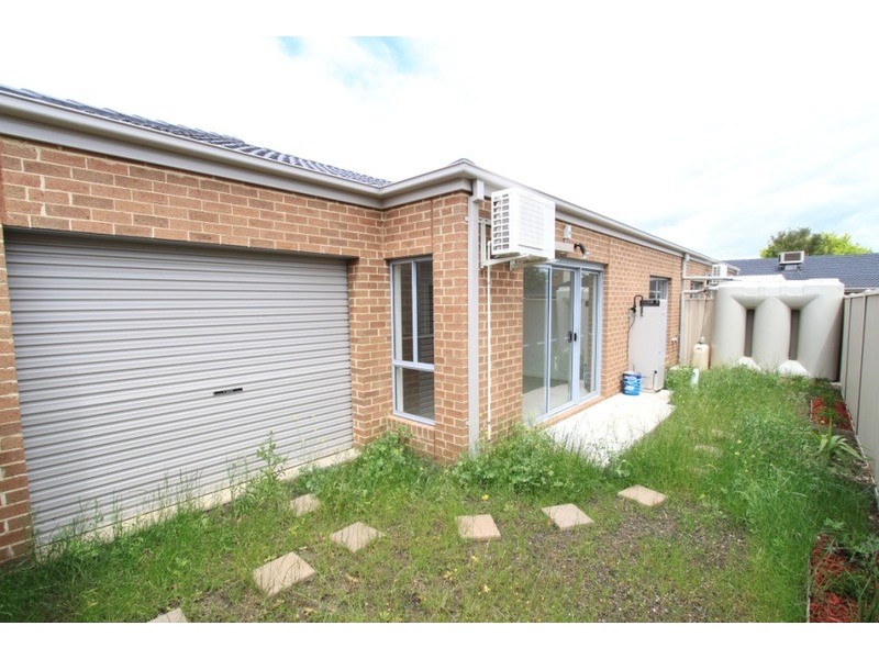 2/7 Fishburn Grove, Melton West VIC 3337