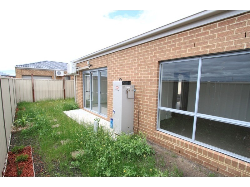 2/7 Fishburn Grove, Melton West VIC 3337