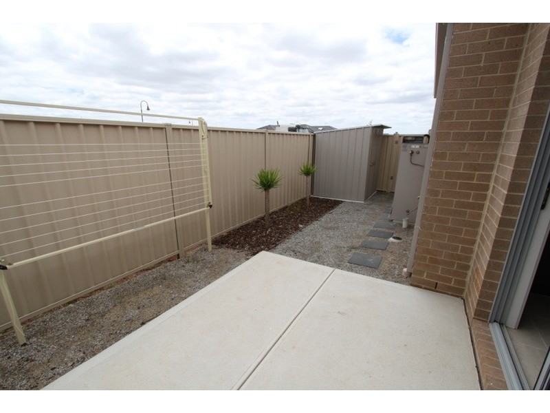 1/21 Fishburn Grove, Melton West VIC 3337
