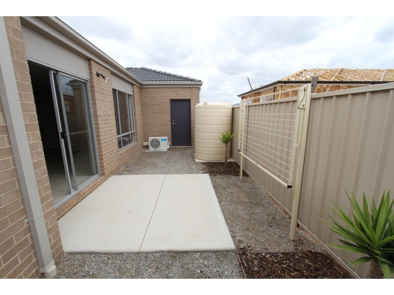 1/21 Fishburn Grove, Melton West VIC 3337