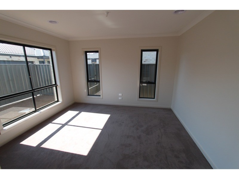 4/21-29 Lakewood Boulevard, Melton VIC 3337