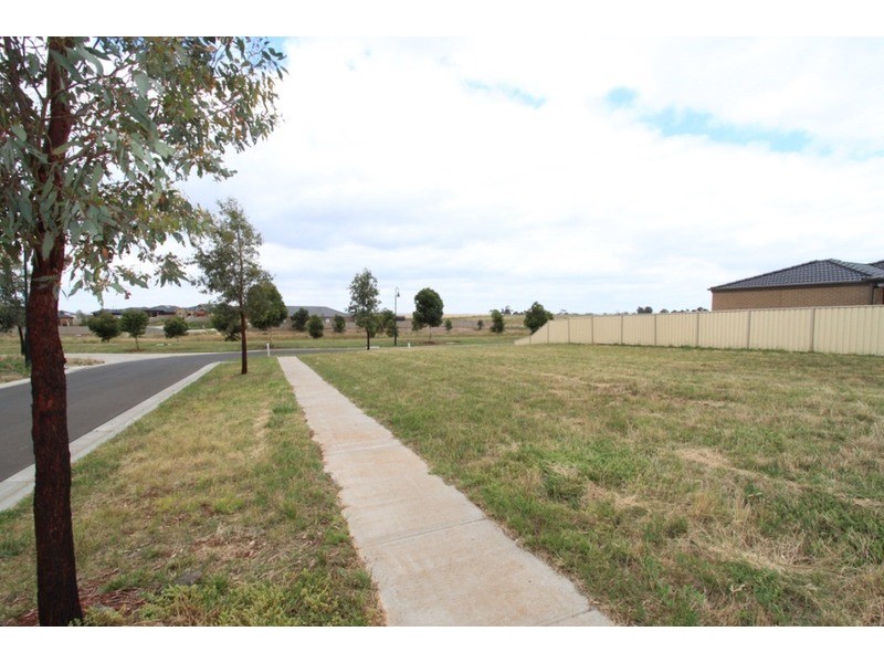 9 Micasa Place, Melton West VIC 3337