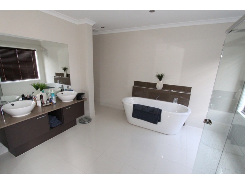 10 Daisy Circuit, Melton West VIC 3337