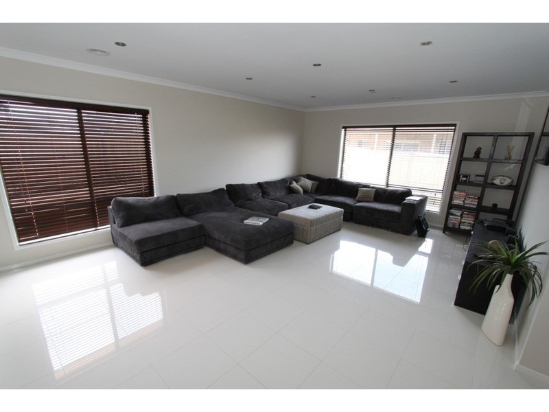 10 Daisy Circuit, Melton West VIC 3337