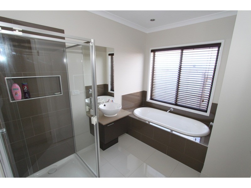 10 Daisy Circuit, Melton West VIC 3337