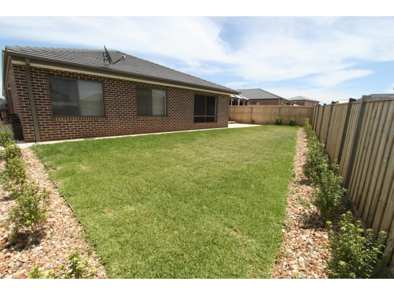 10 Daisy Circuit, Melton West VIC 3337