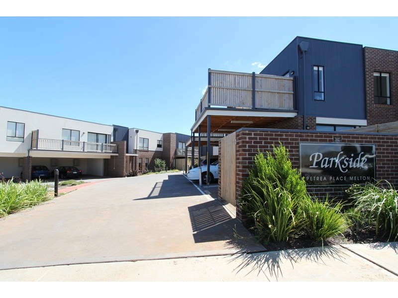 5/9 Petrea  Place, Melton West VIC 3337