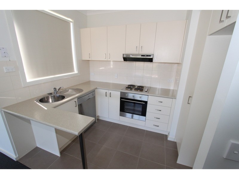5/9 Petrea  Place, Melton West VIC 3337